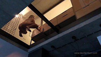 ガラスの底から私の巨乳の妻をVoyeringして彼女のおっぱいとふくらんでいる猫を見ます