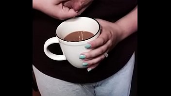 授乳中の巨乳のお母さんが母乳をコーヒーに絞ります