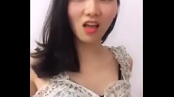 スケベな女の子はセックスを切望しています