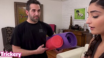 トリッカリー-エミリーウィリスは彼女のBFの前で彼女のトレーナーとセックスします