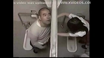 トイレで生徒とセックスする先生