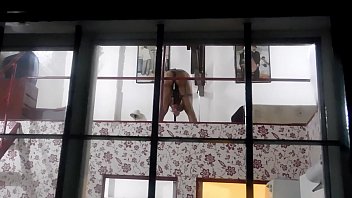 新しい隣人のふしだらな女を覗き見して、私は驚きました、お母さん、何という驚きでしょうか...