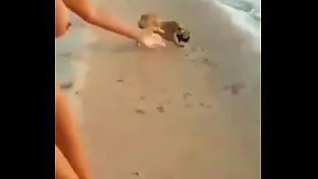 ビーチで裸のアルゼンチンと犬が彼女の皮ひもを盗む2