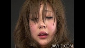 ひよこ巨乳をからかった後、彼女は彼女の猫が固いcでいっぱいになっているのを見つけます