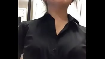 可愛い女の子が仕事をしながらグッズを見せてくれる