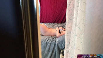 甥の義理の息子が角質の義理の叔母とセックスするのを覗き見 - エリン・エレクトラ
