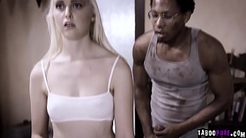 目の不自由なティーンエイジャーのクロエ・チェリーは彼らの新しい家に引っ越し、彼女の倒錯した隣人のリッキー・ジョンソンに見られました。彼は彼女の猫を利用して処女を奪いました。