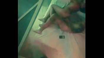 Safadinho-RjはXvídeosで最高のビッチスタイルでデビューし、ブルネットのお尻を食べ、彼女を大声でうめき声を上げます。