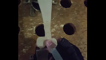 ラナは手で聖霊降臨祭の手袋によって与えられる顔射と射精を得る