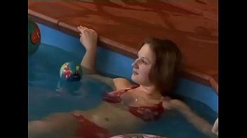 彼女の濡れたおまんこを破壊する