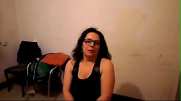 Учебник Лауры на ее мобильном телефоне