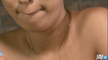セクシーな前田ひなは、2本の硬いチンポをしゃぶり、けいれんするまで引き受けます。