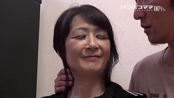 和食を振舞うお母さん 中山佳子 2