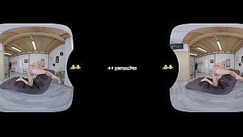 ヴァネッサ地獄のためのバーチャルリアリティ放尿とディルドプレイ