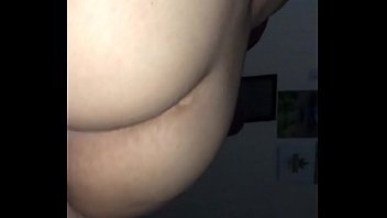 アニメに乗っている大きなお尻のガールフレンド