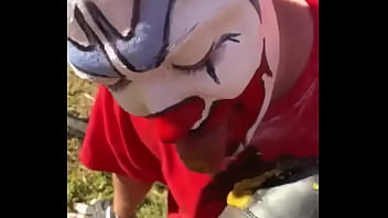 ホットソースで泥だらけのブーツを崇拝するピエロ