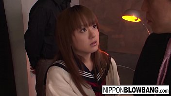 アジアの女子高生はポルノで主演したことで罰せられます