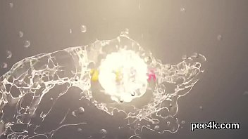 魅力的な見物人は、暖かい小便と潮吹きの絶対的な彼女のタイトな膣を手に入れます