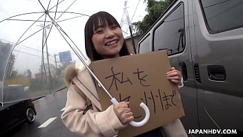 日本人女子高生、持田美琴が見知らぬ人のチンポを無修正でしゃぶっている