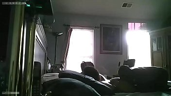 私が留守の間、3人目の男と一緒に妻のパトリスが再びスパイカムに巻き込まれました。