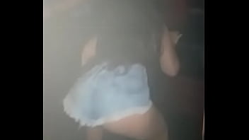 私のいたずらな友人はダンスで彼女のお尻を小刻みに動かします。新しいいたずら＃1
