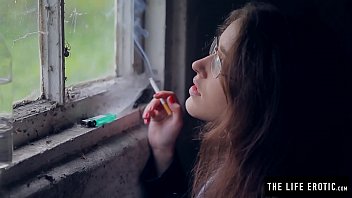 ふくらんでいる乳首を持つ眼鏡の怒っている女の子は、汚れた路地で激しくマスターベーションします
