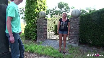 ドイツのm.-義母は庭でけいれんする息子を捕まえて、ファックします