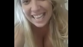 いたずらなブロンドはそれがきついと言うために彼女の猫に鉛筆を刺します
