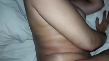 ロールを脇に置いて再びおいしい...そっとうめき声...彼女はとてもおいしい