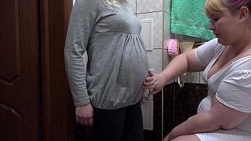 看護師は毛むくじゃらオマンコに妊娠中の熟女の乳白色の浣腸を作り、彼女の膣をマッサージします。手順は予期せずオルガスムで終わります。フェチレズビアン。