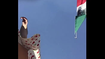 セクシーなドレスの素敵なお尻を持つ非常に美しい外国人の女の子のパンチラ