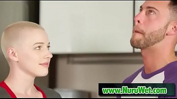 マッサージ師ライリーニクソンはシャワーで彼女のクライアントセスギャンブルを吹きます