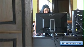 驚くべき若いブルネットのアマチュアマイアは彼女のオフィスで裸で踊り、彼女のセクシーなタトゥーを明らかにします