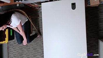 汚いShopLifterは刑務所を脱出するために役員をファックします