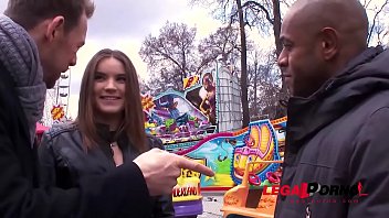 エヴェリナ・ダーリンが遊園地で拾い上げて3on1SZ1283をアナルセックス
