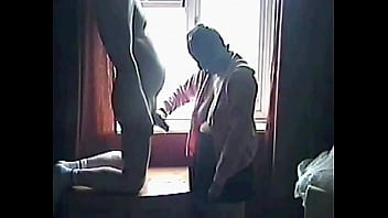 ガールフレンドが窓際で裸で彼のコックをつかむとき、バイセクシャルアマチュアは長い21秒のザーメンを撃ちます