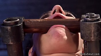 Грудастая альт-рабыня принимает скотину на ее коже