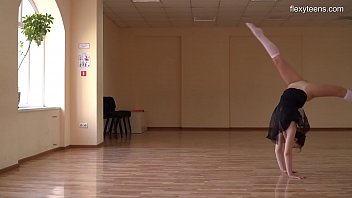 カメラの前で体操選手の位置を作る非常に柔軟なTonya。