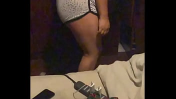 彼女のショーツを飲み込むぽっちゃりとそれは彼女によく合います