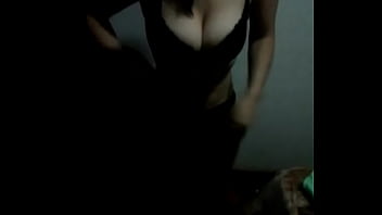 ボインの女の子は私に彼女のおっぱいを見せてくれます