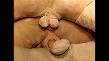 曲線美のダッチワイフは人形劇ポルノ映画で2人の男性のダッチワイフに犯されます