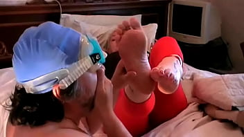 マッサージセラピストのための成熟した臭い足（ItalFetish）