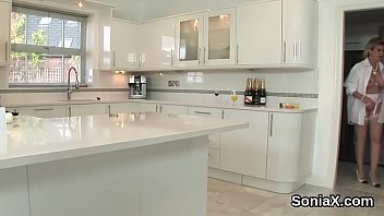 不貞な英国の成熟したギルエリスは彼女の巨大なメロンを披露します