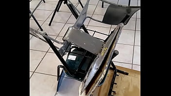 学校の部屋で激しいセックスをしている2つのメサバコス