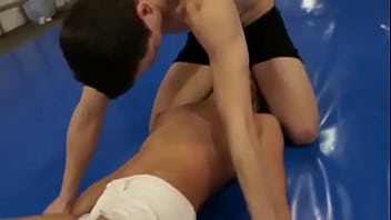 男の子は女の子に顔面騎乗