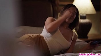 彼女の新しいstepisに顔面騎乗するブロンドのベイビー