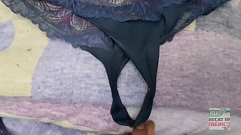 クソを終えて、私はそれのように感じて、自慰行為をします。良い小さな女のように、ソフィープチは彼女のひもと彼女のお尻をモデル化し、私が私のミルクを手に入れるのを手伝ってくれます