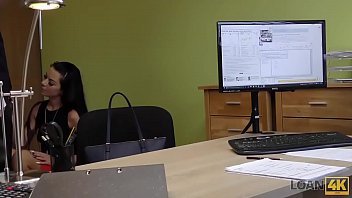 LOAN4K。スキニーブルネットは、信用機関で本物のセックスキャスティングを通り過ぎます