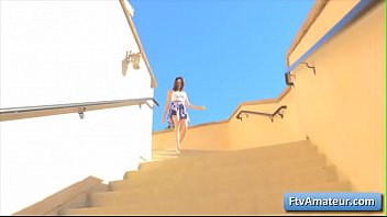 ゴージャスなブルネットのアマチュアティーンエイジャーのケイディは、バナナの果実で屋外で彼女のジューシーなハゲの猫をファックします
