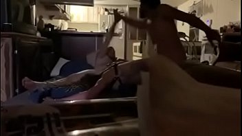 恐ろしい頭のヒッピー痴女妻は彼が彼女に言う人は誰でもファックします